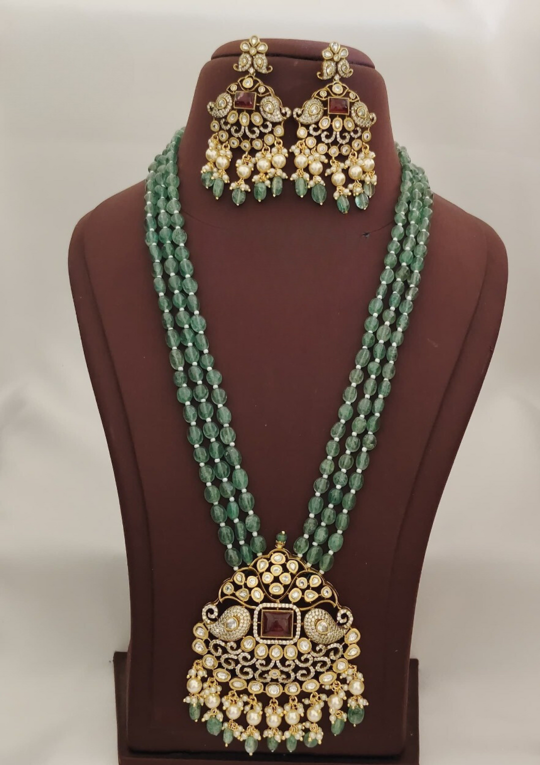 Kundan and beads necklace set with screw back earrings SSG101550